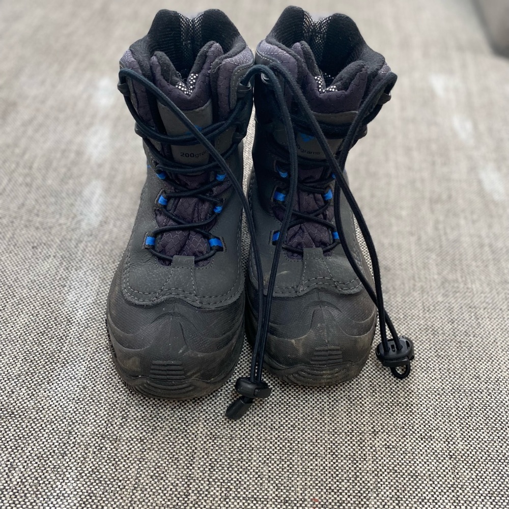 MAKE AN OFFER- DONATING BY END OF WEEK! Columbia youth snow boots
